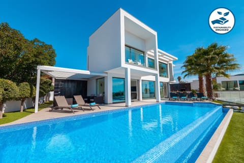 Property building, Patio, Day, Garden, Garden view, Pool view, Swimming pool, sunbed