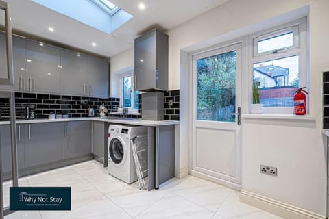 Modern 5 bedroom home in Reading House in Reading