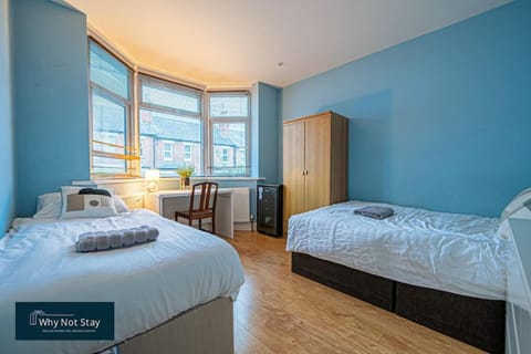 Modern 5 bedroom home in Reading House in Reading