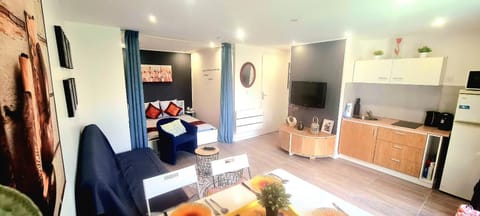 TV and multimedia, Kitchen or kitchenette, Seating area