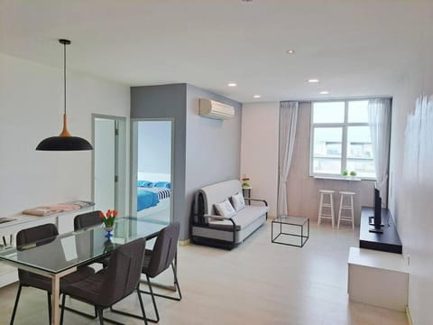 TV and multimedia, Living room, Photo of the whole room, Seating area, Dining area, air conditioner