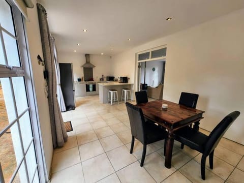 Kitchen or kitchenette, Dining area, oven, stove