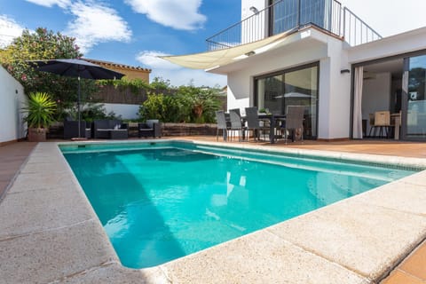 Patio, Day, Swimming pool