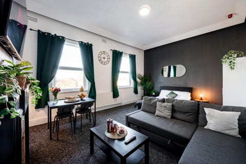 Spacious City-Centre Apartment · Sleeps 4 Apartment in Nottingham