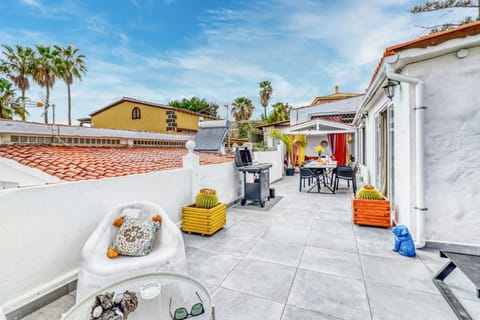 Property building, Patio, Balcony/Terrace, Dining area