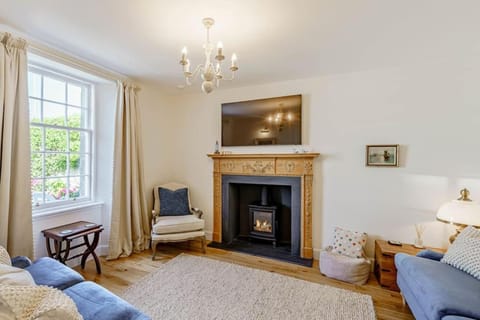 TV and multimedia, Living room, Photo of the whole room, fireplace