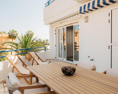View (from property/room), Balcony/Terrace, sunbed