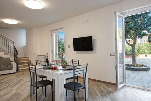 Spring, Winter, Summer, Dining area, Autumn