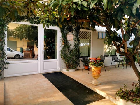 Patio, Facade/entrance