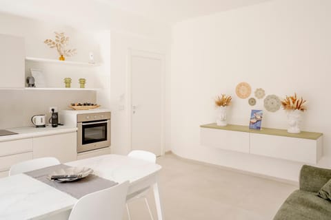 Coffee/tea facilities, Kitchen or kitchenette, Living room, Seating area, Dining area, minibar, oven, pet friendly, stove, toaster