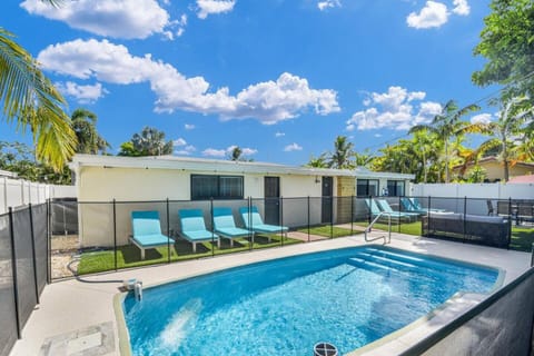 Surfs up - 4 Bdrm House W Pool House in Deerfield Beach