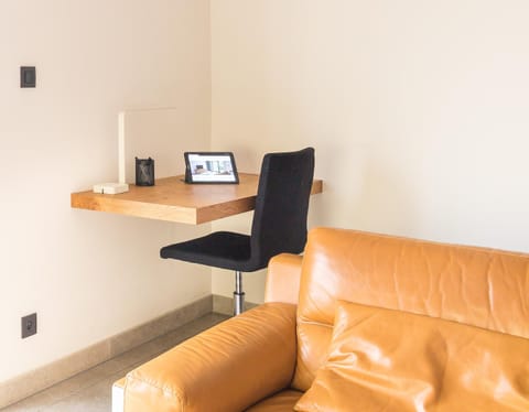 Living room, Business facilities, Seating area, Meeting/conference room, locker