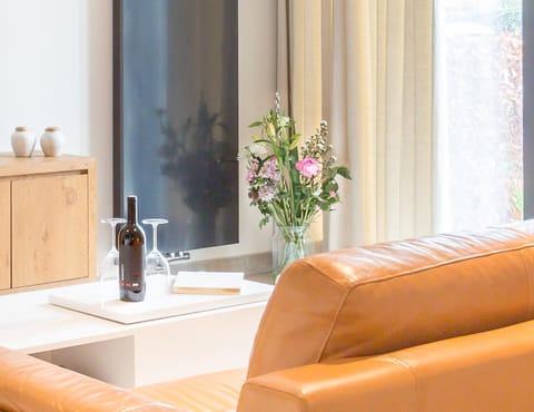 Living room, Photo of the whole room, Seating area, Drinks, Alcoholic drinks, Non alcoholic drinks