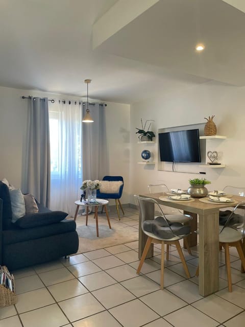 TV and multimedia, Living room, Dining area