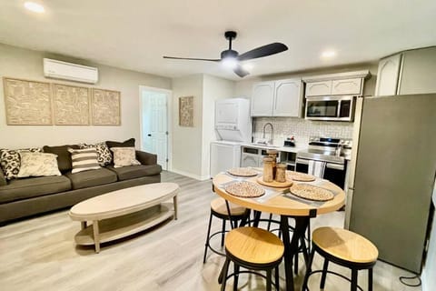 Kitchen or kitchenette, Living room, Seating area, Dining area, dishwasher, oven, stove, air conditioner