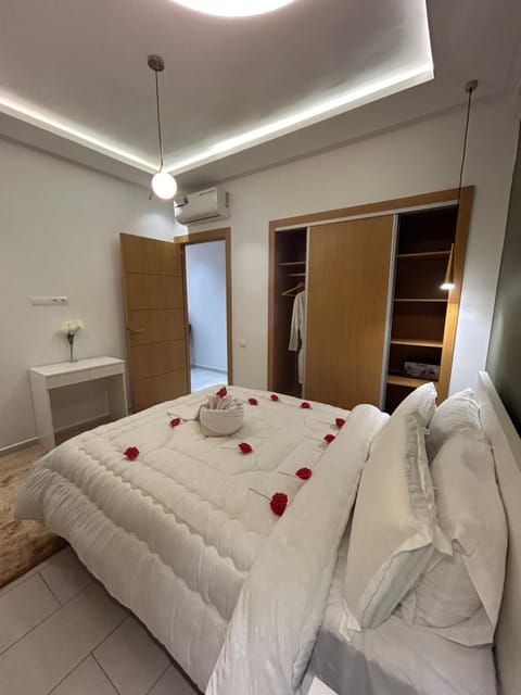 Bed, Bedroom, Breakfast, towels, wardrobe