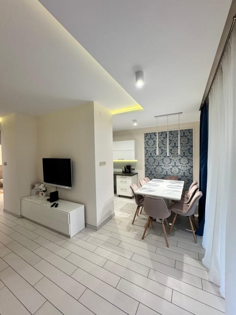 Communal lounge/ TV room, TV and multimedia, Kitchen or kitchenette, Living room, Seating area, Dining area, Evening entertainment