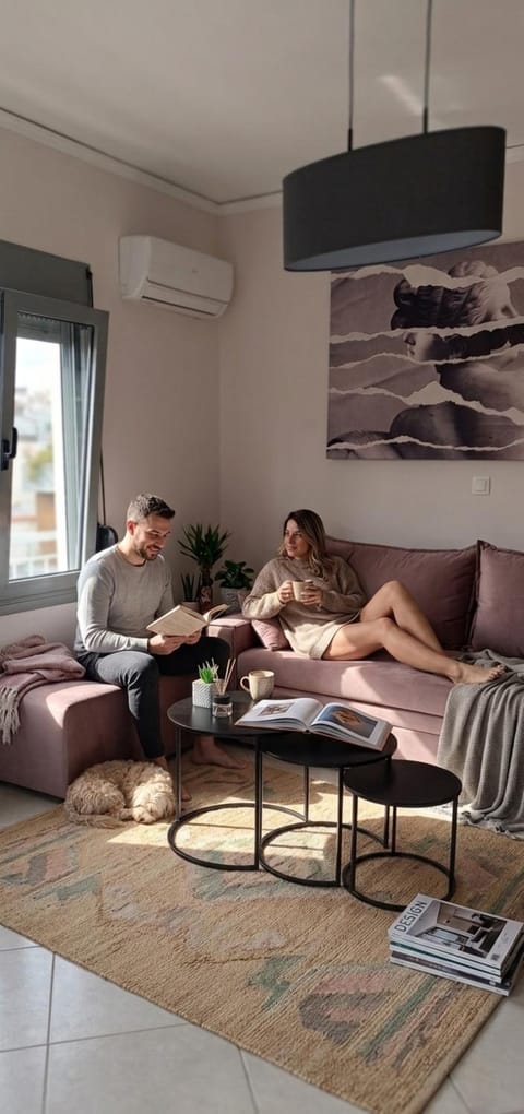 People, Living room, Seating area, group of guests, internet, air conditioner