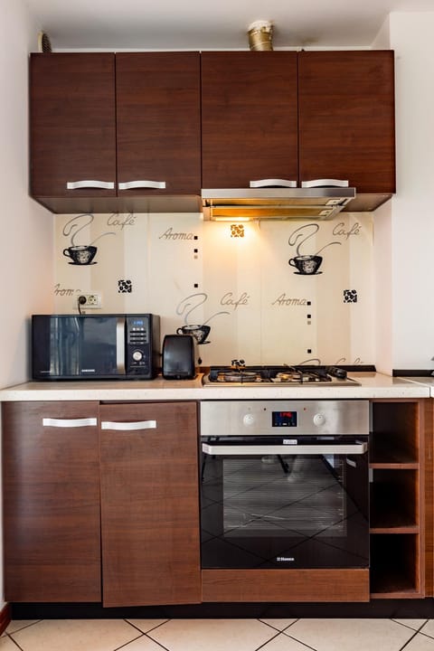 Coffee/tea facilities, Kitchen or kitchenette, stove, toaster