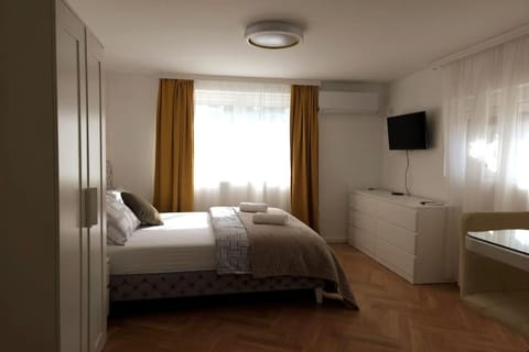 Bed, TV and multimedia, towels