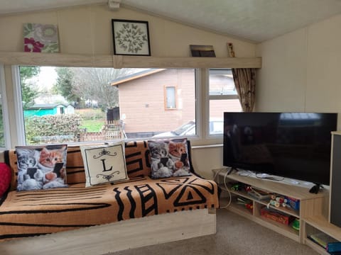 Communal lounge/ TV room, TV and multimedia, Living room, Seating area, Evening entertainment