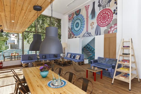 Communal lounge/ TV room, Game Room, Lounge or bar, Evening entertainment, Entertainment