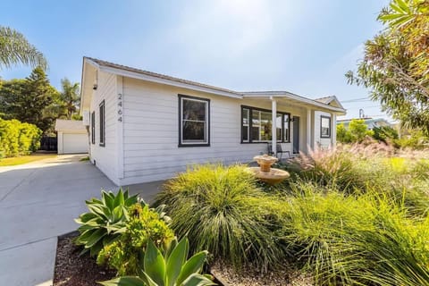 Coastal Palm Haven - With Hot Tub House in Carlsbad
