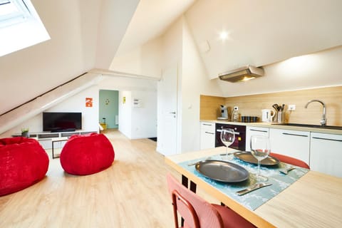 TV and multimedia, Kitchen or kitchenette, Living room, stove