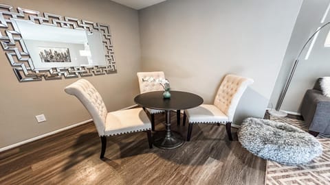 Seating area, Dining area