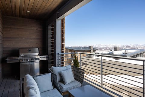 Canyons Village Beautiful 3 Bedroom, Private Hot Tub, Luxury Kitchen, Ski In and Ski Out Resort in Wasatch County