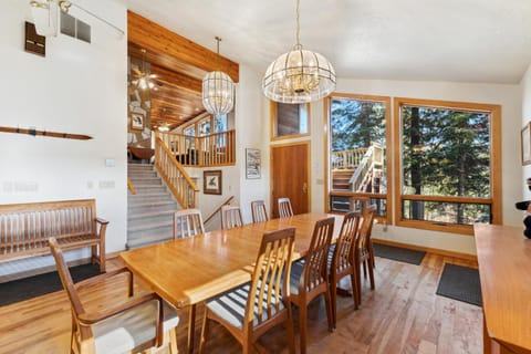 New! Birch Fairway House - On golf course - Hot tub - Garage - Family friendly House in McCall