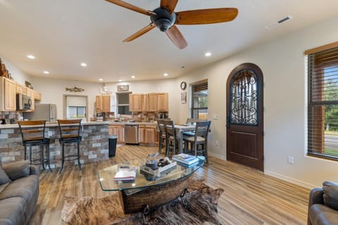 Bogie Bungalow - Walk to lake, bar & restaurant - Near golf course - AC - Fireplace - Pet Ok House in Cascade