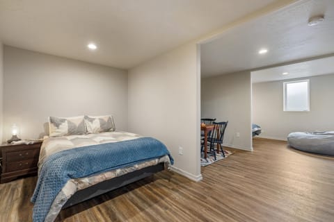 Bogie Bungalow - Walk to lake, bar & restaurant - Near golf course - AC - Fireplace - Pet Ok House in Cascade