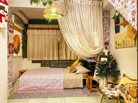 Bed, TV and multimedia, Photo of the whole room, Decorative detail, Seating area, Bedroom