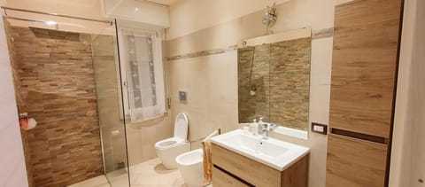 Shower, Toilet, Bathroom, towels