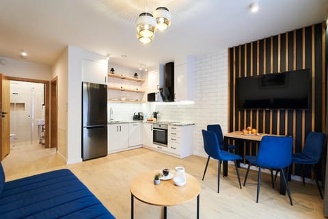 TV and multimedia, Kitchen or kitchenette, Living room, Seating area, Dining area, oven, stove