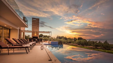 Pool view, Sea view