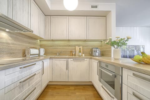 Coffee/tea facilities, Kitchen or kitchenette, dishwasher, oven, stove, toaster