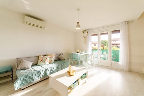 Balcony/Terrace, Living room, Dining area, air conditioner