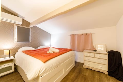 Bed, Photo of the whole room, Bedroom, air conditioner