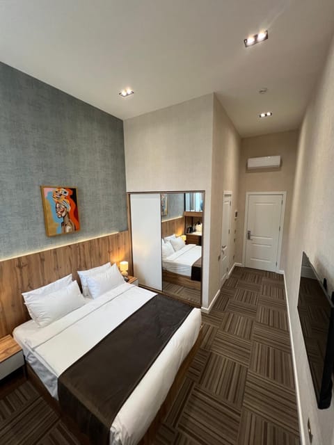 Bed, TV and multimedia, Photo of the whole room, Bedroom, wardrobe, air conditioner