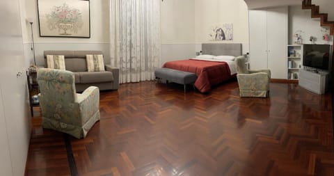 Photo of the whole room, Bedroom
