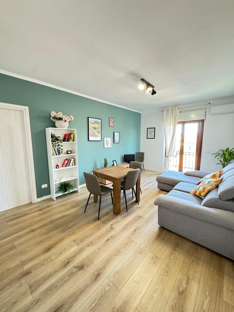 Seating area, Breakfast