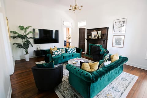 Historic Home For Groups! 8 min to DT! Sleeps 12 House in Nashville