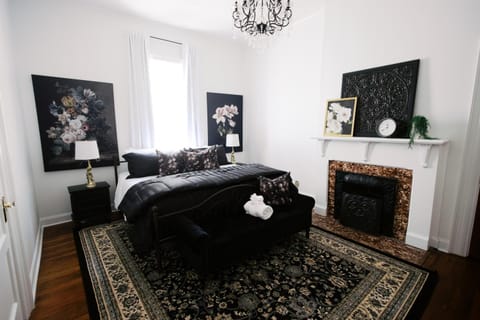 Historic Home For Groups! 8 min to DT! Sleeps 12 House in Nashville