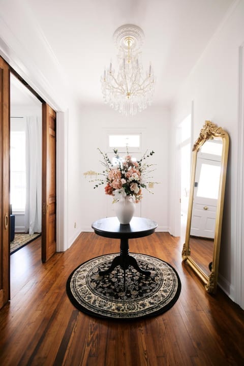 Historic Home For Groups! 8 min to DT! Sleeps 12 House in Nashville