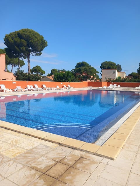 Swimming pool, sunbed