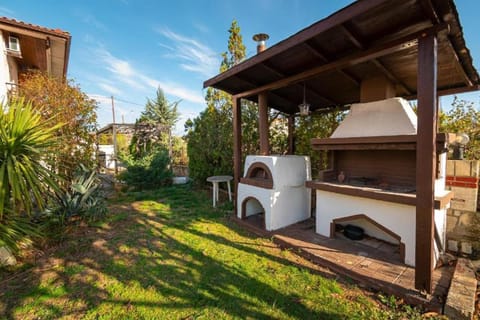 Property building, BBQ facilities, Garden, Garden, Balcony/Terrace, Garden view