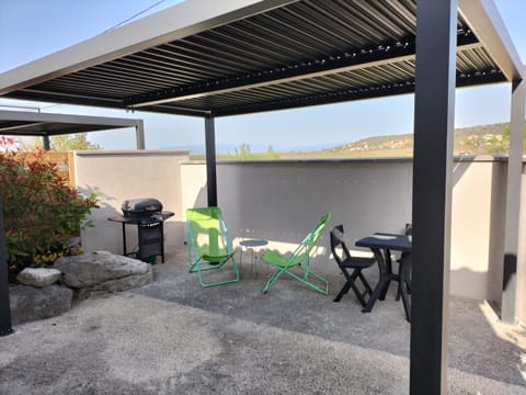 Patio, BBQ facilities