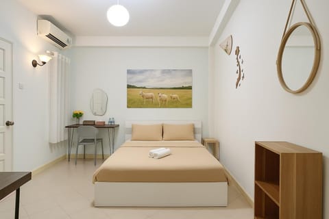 Bed, Photo of the whole room, Seating area, Bedroom, air conditioner